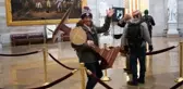 Gülerken son pozu oldu! ABD'deki kanlı kongre baskınında kürsüyü çalan adam yakalandı