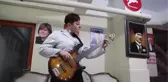 Kadın siyasetçi rock müzik tutkusu ve renkli kişiliği ile dikkati çekiyor