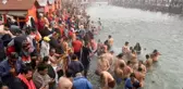 Covid: Çoğu maskesiz yüz binlerce Hindu, kutsal gördükleri Ganj Nehri'nde toplandı