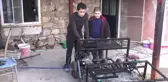 Ortaokul öğrencisi iki kuzen, araba yapıyor