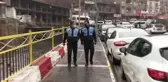 Zabıtalardan örnek davranış...Dışarıda namaz kılanlar ıslanmasın diye şemsiye tuttular