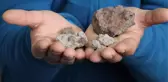 Bağda çapa yaparken servet değerindeki gök taşını bulan çiftçi alıcıları bekliyor