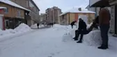 Yüksekovalı esnafın iş yeri önüne yaptığı kardan koltuk ve eşyalara yoğun ilgi