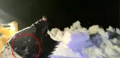 Yolu kapalı köyde hastalanan kadın, kepçe ağzında ambulansa taşındı