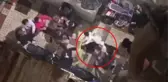 Vatandaşlar, temizlik görevlisinin yüzüne asit fırlatan adamı bayıltana kadar dövdü