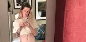 Dur durak bilmiyor! Ireland Baldwin kasığındaki dövmeyi göstermek için pijamasını aşağı indirdi