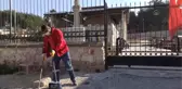 Temizlik işçisi yolda bulduğu 5 bin lirayı sahibine teslim etti