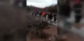 Çaya giren minibüste mahsur kalan işçileri itfaiye kurtardı