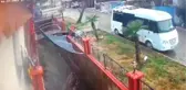 Beydağ ilçesinde istinat duvarı çöktü