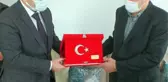 Vali Polat, şemsiyesi ile Türk bayrağını düzelten yaşlı vatandaşa bayrak hediye etti
