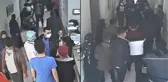 Hastanede korona tedbirlerini hatırlatan güvenlik görevlisini 20 kişi dövdü! Dehşet anları kamerada