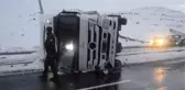 Ağrı'da devrilen tırın sürücüsü yaralandı