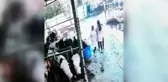 Demir bahçe kapısının çocukların üzerine düşme anı kameraya yansıdı