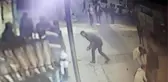 Mahalleli şaşkına döndü! Kasalar dolusu meyve yokuş aşağı yuvarlandı, vatandaşlar topladı