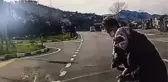 Otomobilin yayalara çarpma anı araç içi kamerasına yansıdı