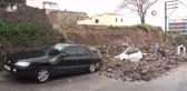 Sağanak nedeniyle istinat duvarı çöktü, 4 araç altında kaldı