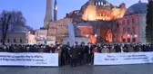 TÜGVA Boğaziçi Üniversitesi önünde Kabe fotoğrafının yere serilmesine tepki gösterdi