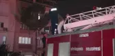İtfaiye, yangında mahsur kalan 2 kişiyi merdivenle kurtardı