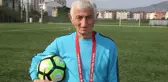 83 yaşındaki antrenör Aziz Tokat, 58 yıllık takımıyla iki yıllık daha sözleşme imzaladı