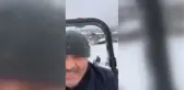Baba ve çocukları, traktöre bağlanan kızaklarla kayak keyfi yaptı