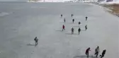 Gençler yüzeyi buz tutan Nazik Gölü'nde futbol oynadı