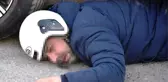 Lüks cipin altında can pazarı! Motosiklet sürücüsü yarım saat boyunca kurtarılmayı bekledi