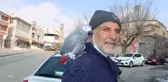 14 yıldır papağını omzundan indirmiyor