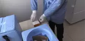 Sağlık ekibi karlı yolları aşarak aşı ulaştırdığı yaşlı çifti duygulandırdı