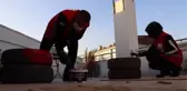 Atık araç lastikleri sokaktaki 