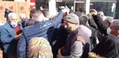 Ücretsiz maske dağıtıldığını duyan oraya koştu, yaşanan izdihamda sosyal mesafe unutuldu