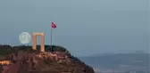 Şehitlik Abidesi, Türk bayrağı ve Dolunay'ın buluşmasından kartpostallık manzara