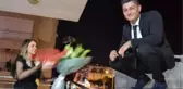 Kız istemeye gittiği eve eşya taşıma asansörüyle balkondan girdi, sevgilisini mutluluktan havalara uçurdu
