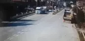 Motosiklet sürücüsünün yaralandığı trafik kazası güvenlik kamerasına yansıdı