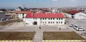 Polisler okul bahçelerine sosyal mesafe uyarı işaretleri çizdi