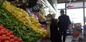 Aksaray'da manav ve marketlerde sokağa çıkma kısıtlaması öncesi hareketlilik başladı