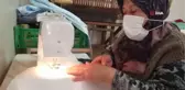 Hem torunları için dikiyorlar hem de aile bütçelerine katkı sağlıyorlar