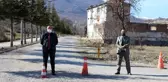 Bu köy kendi karantinasını uyguluyor: Muhtar köy giriş ve çıkışlarında önlem aldı