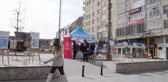 Gönüllü gençler, Yeşilay Haftası etkinliğinde sigarasını kıranlara meyve ikram etti