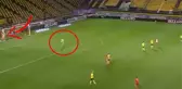 Kale direğinin yanına saklanan uyanık futbolcu, kaleciyi gafil avladı
