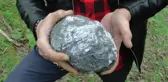 Mangal yaptıkları sırada bahçeye düşen 9.5 kiloluk taş köylüleri heyecanlandırdı! Meteor olduğunu iddia ediyorlar