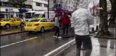 Şişli'de feci kaza... Takla atıp yan yatan aracı vatandaşlar düzeltti