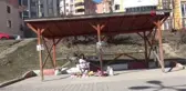 Sokak hayvanları için kurduğu tezgahta eşyalarını satıyor