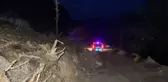 Toprak kayması mahallenin yolunu kapattı