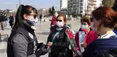 Çanakkale narkotik polisi kadınlara karanfil dağıttı
