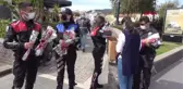 Son dakika haber! MUĞLA Marmaris polisi kadınlara gül dağıttı
