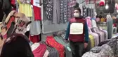 Sakaryalı pazarcı müşterilerinin güvenini kazanmak için üzerine HES kodunu yazdığı kağıt astı