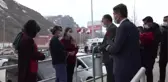 Şemdinli Belediye Başkanı Saklı, kadın çalışanlara karanfil ve gül dağıttı