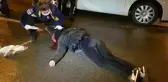 Seyir halindeki aracın önüne atlayan genç, ağır yaraladı
