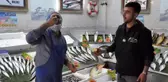 Sağlıklı diye çiğ balığın üzerini limonu sıkıp yiyor