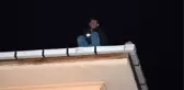 Son dakika haberi: İntihara kalkışan genci polis çatının ucundan çekip aldı